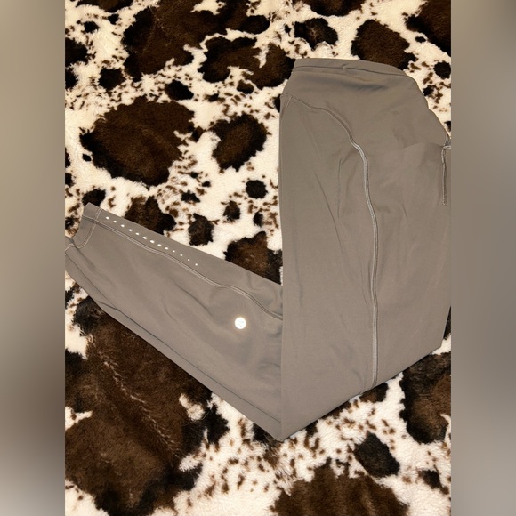 LIKE NEW LULULEMON SWIFT SPEED LEGGING 28” - Picture 2 of 4